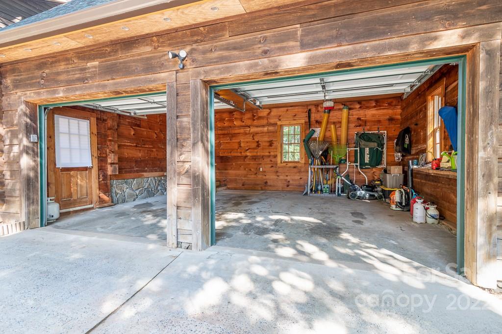 7224 Price Point Denver, NC 28037 - Photo 26 of 31 a view of a garage with the view of the building