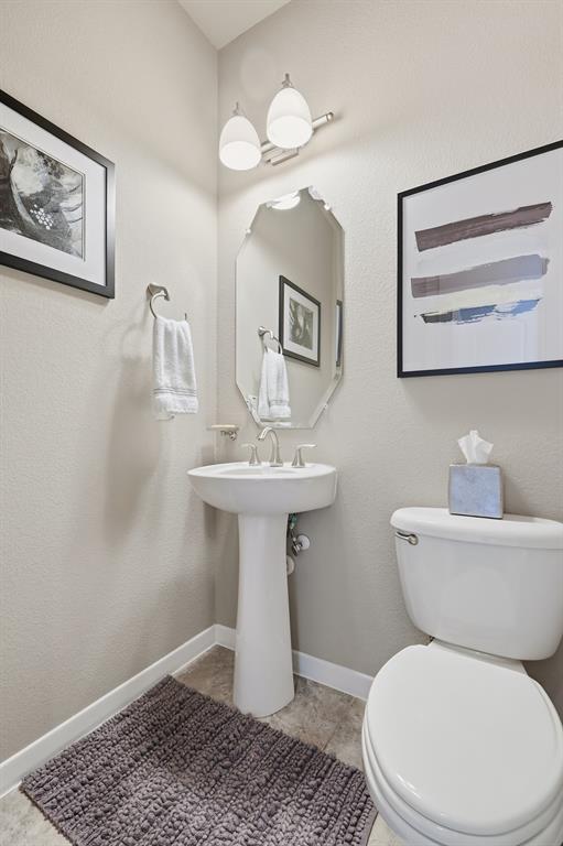 3941 Asbury Lane Addison, TX 75001 - Photo 11 of 30 a bathroom with a toilet sink and mirror