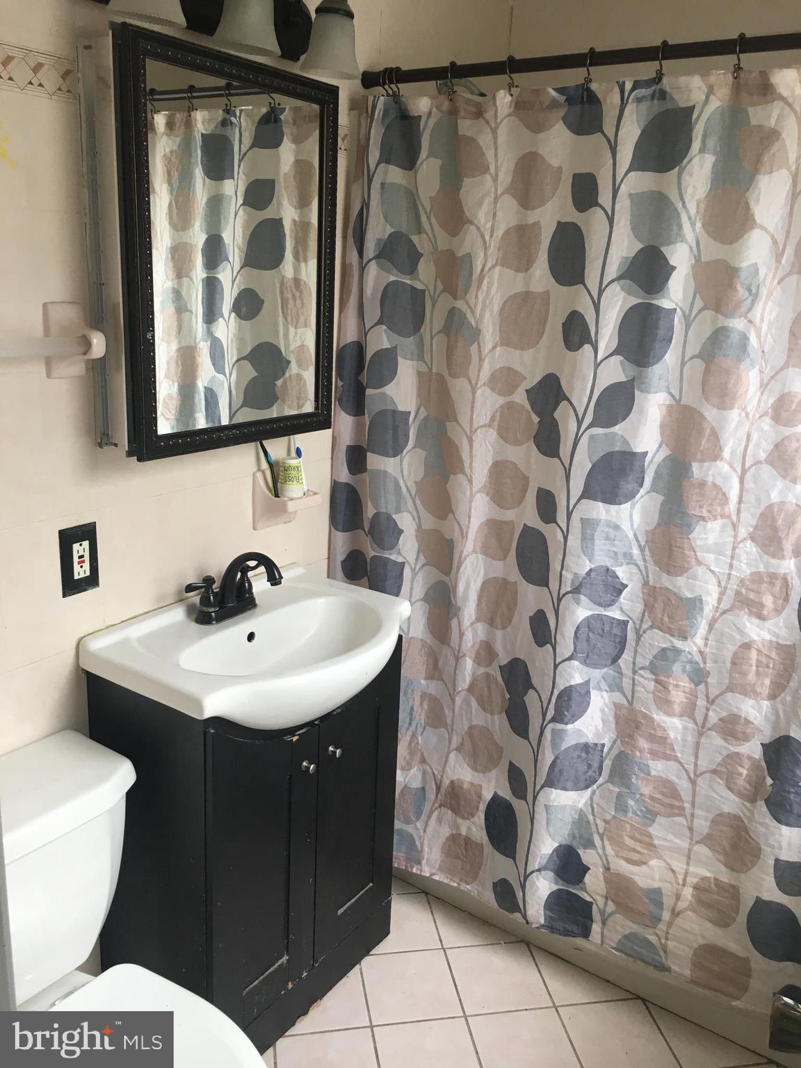 527 Clements Bridge Road Barrington, NJ 08007 - Photo 12 of 20 Hallway Bath