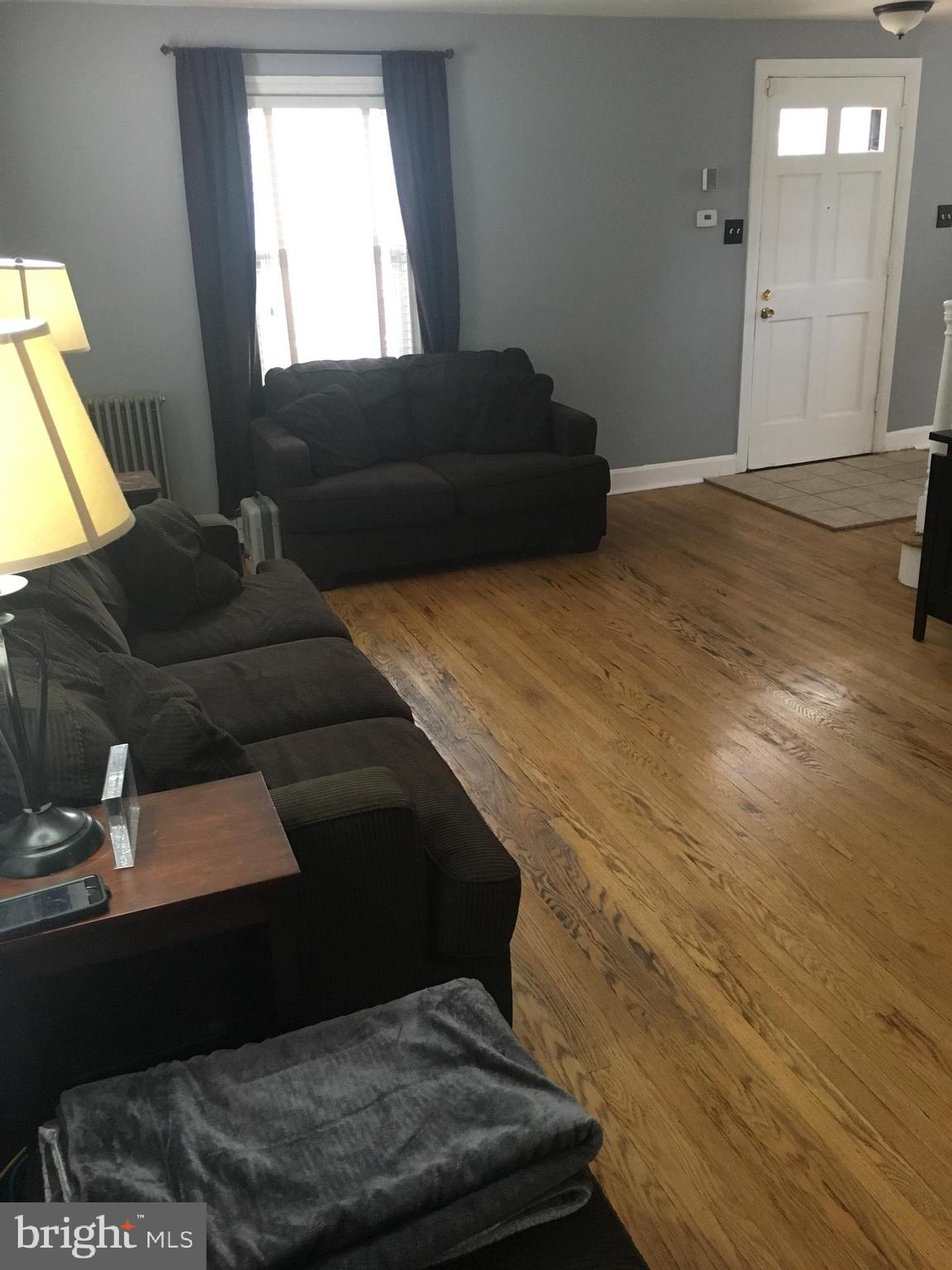 527 Clements Bridge Road Barrington, NJ 08007 - Photo 3 of 20 Living Room