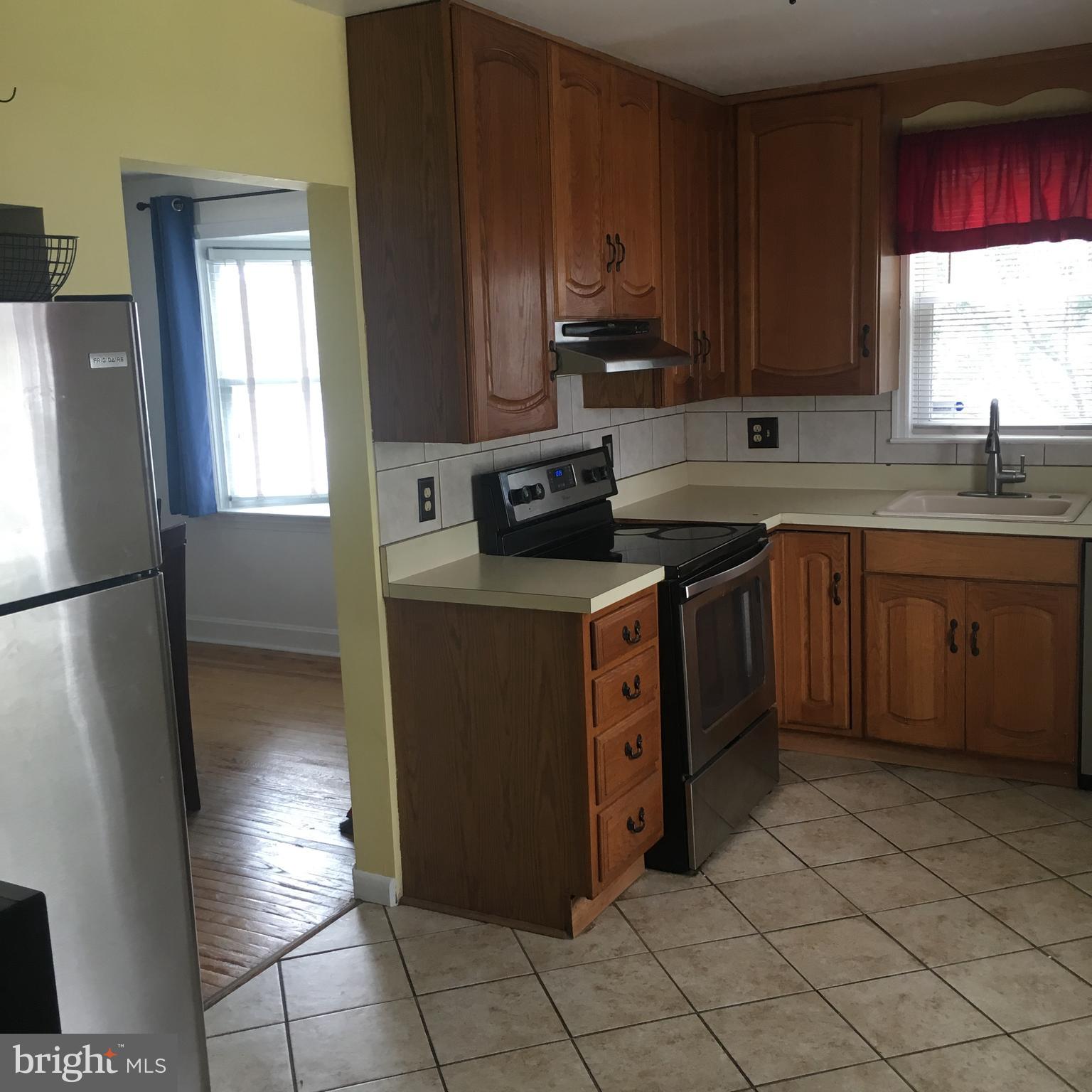 527 Clements Bridge Road Barrington, NJ 08007 - Photo 10 of 20 Kitchen into Dining Room