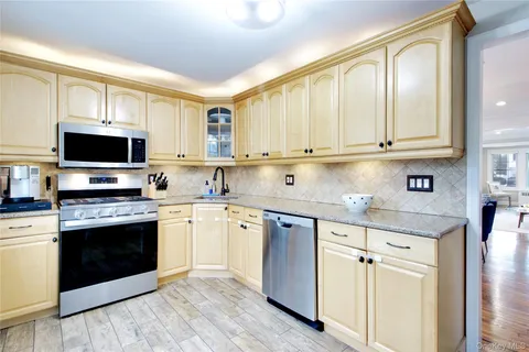 $850,000 | 178 Carlton Terrace, Garden City, NY 11530