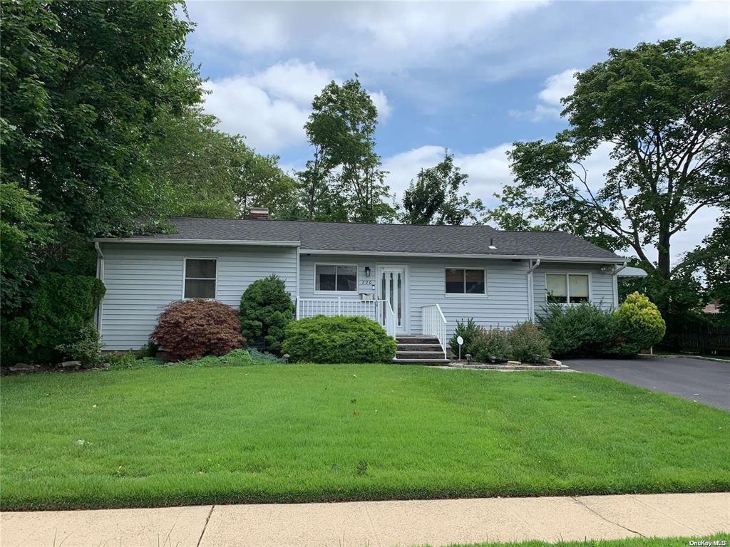 a view of a house with a backyard