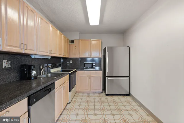 $355,000 | 1225 Martha Custis Drive, Unit 819, Alexandria, VA 22302