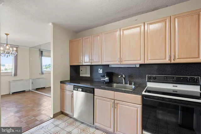 $355,000 | 1225 Martha Custis Drive, Unit 819, Alexandria, VA 22302