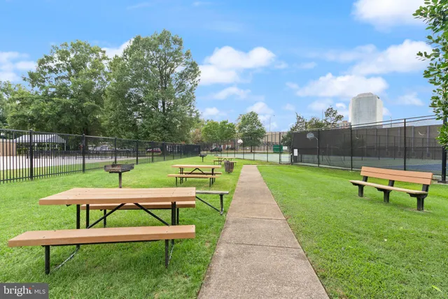 $355,000 | 1225 Martha Custis Drive, Unit 819, Alexandria, VA 22302