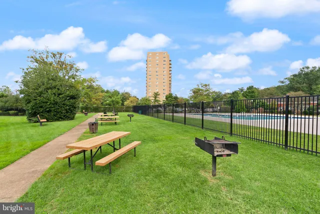 $355,000 | 1225 Martha Custis Drive, Unit 819, Alexandria, VA 22302