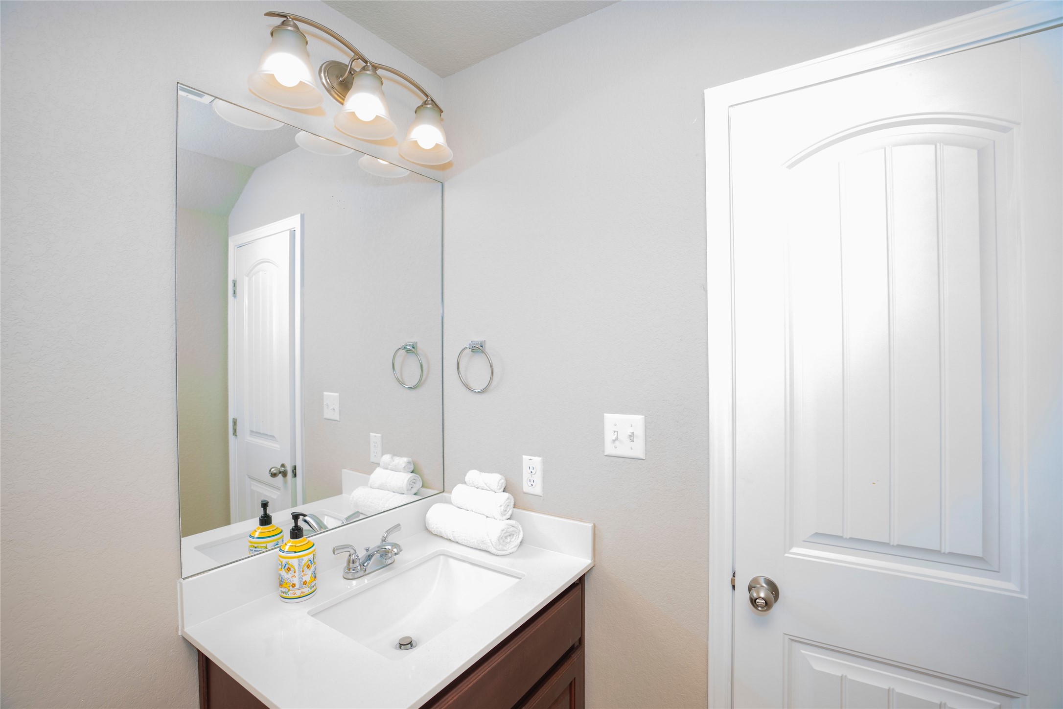 20916 Carries Ranch Road Pflugerville, TX 78660 - Photo 33 of 40 a bathroom with a sink a mirror and a mirror