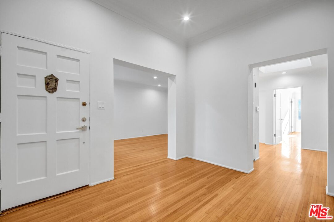 207 South Reeves Drive Beverly Hills, CA 90212 - Photo 3 of 27