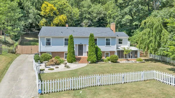 $425,000 | 1901 Brookfield Drive, Roanoke, VA 24018