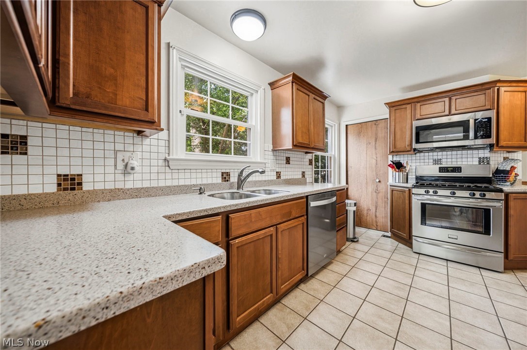852 Englewood Road Cleveland Heights, OH 44121 - Photo 8 of 26