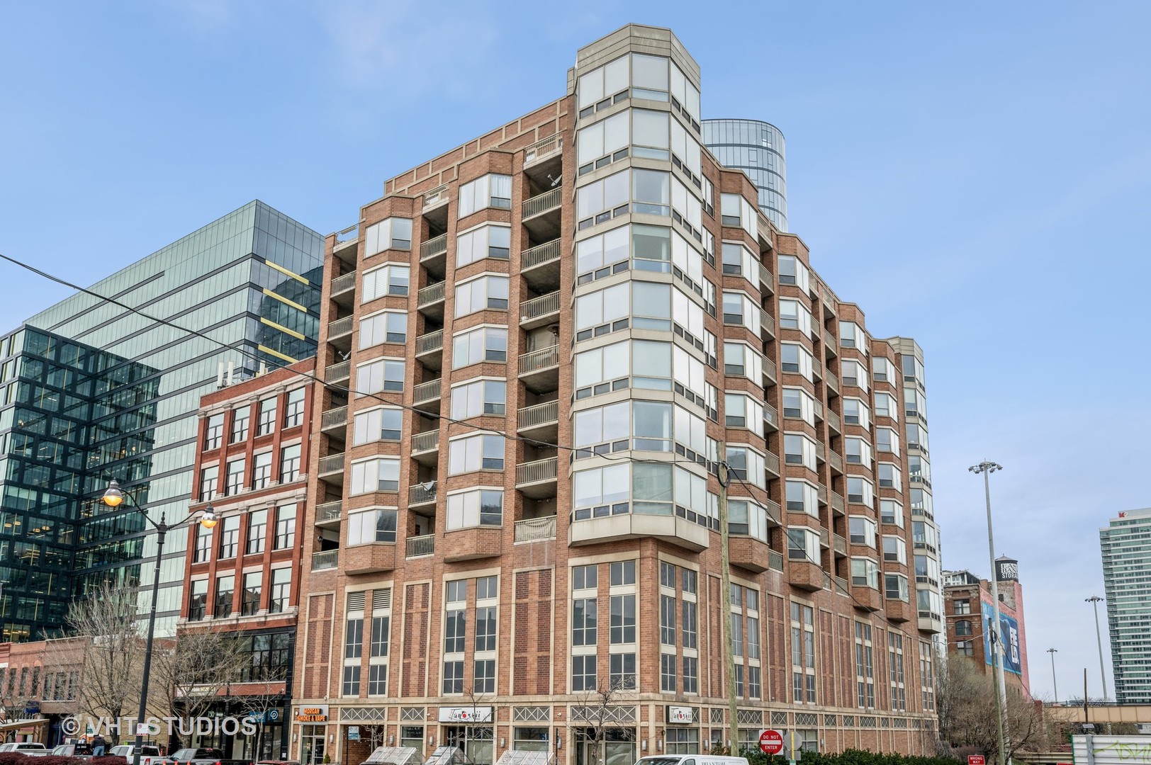 720 West Randolph Street, Unit 1002 Chicago, IL 60661 - Photo 1 of 10 front view of a building