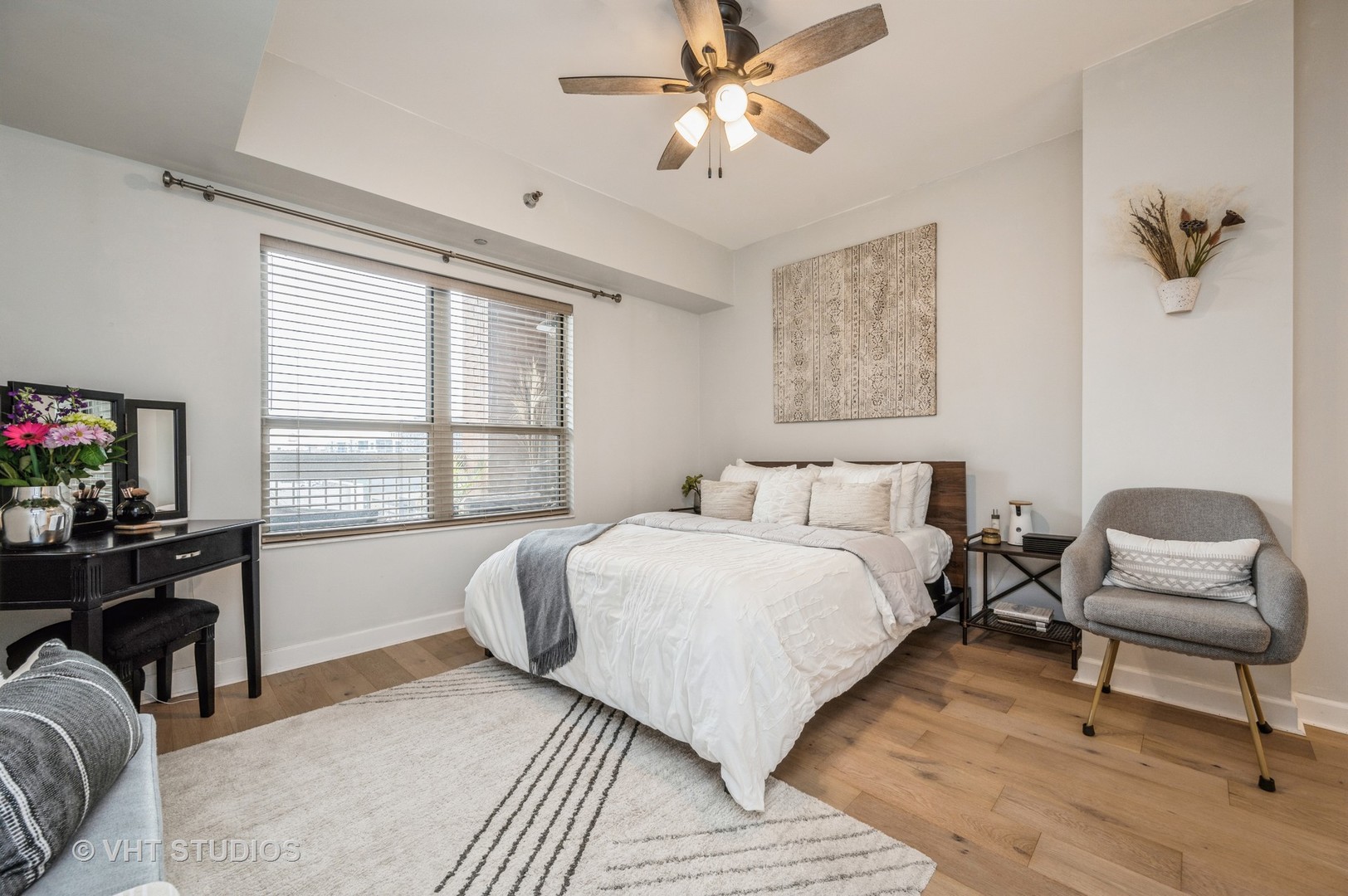 720 West Randolph Street, Unit 1002 Chicago, IL 60661 - Photo 5 of 10 a bedroom with a bed and a chair