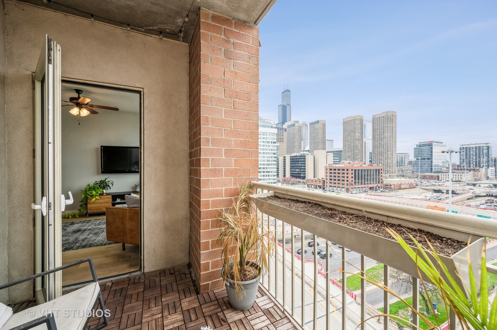 720 West Randolph Street, Unit 1002 Chicago, IL 60661 - Photo 9 of 10 a view of a balcony with city view