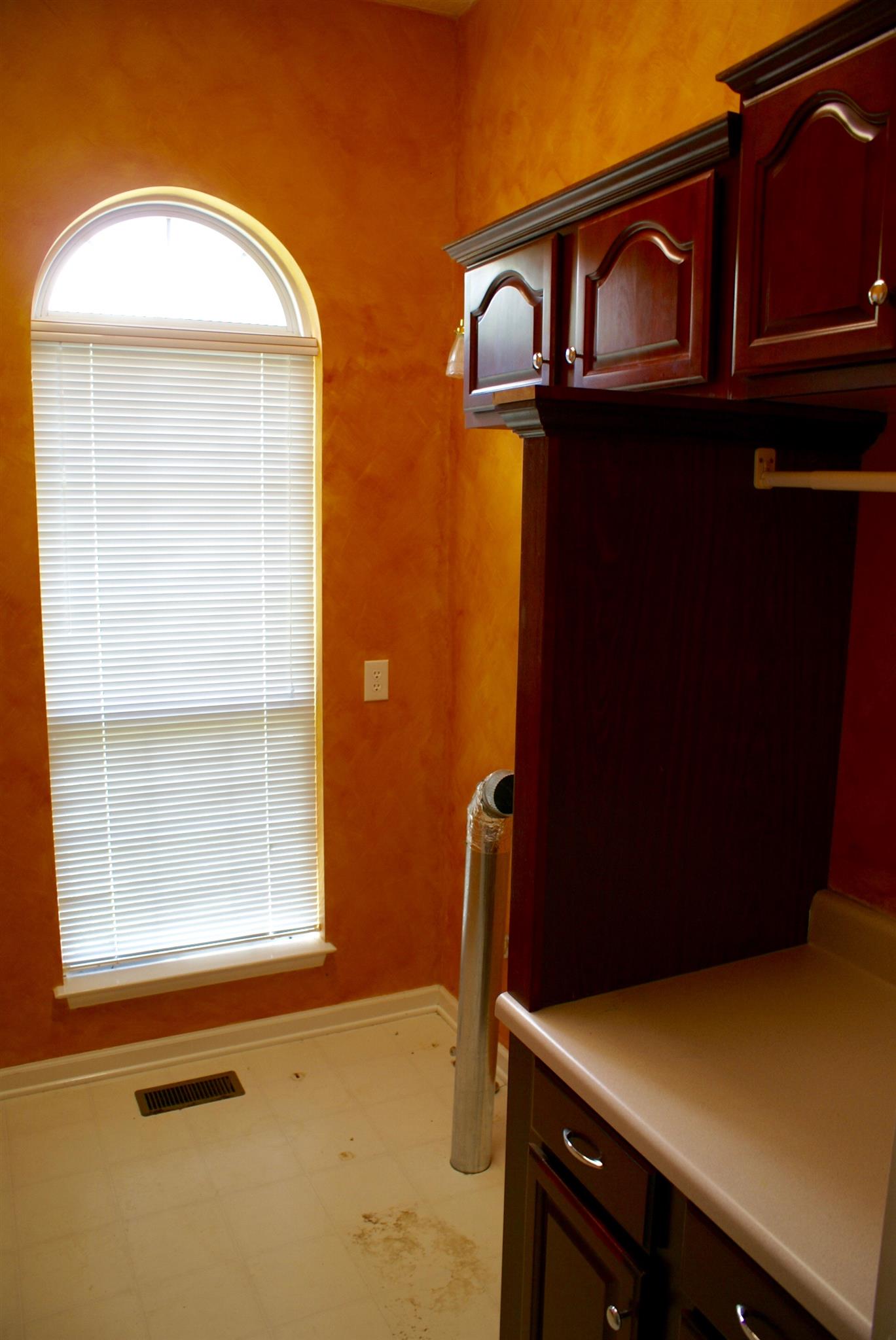 5308 West Trimble Road Milton, TN 37118 - Photo 10 of 29 Laundry room...