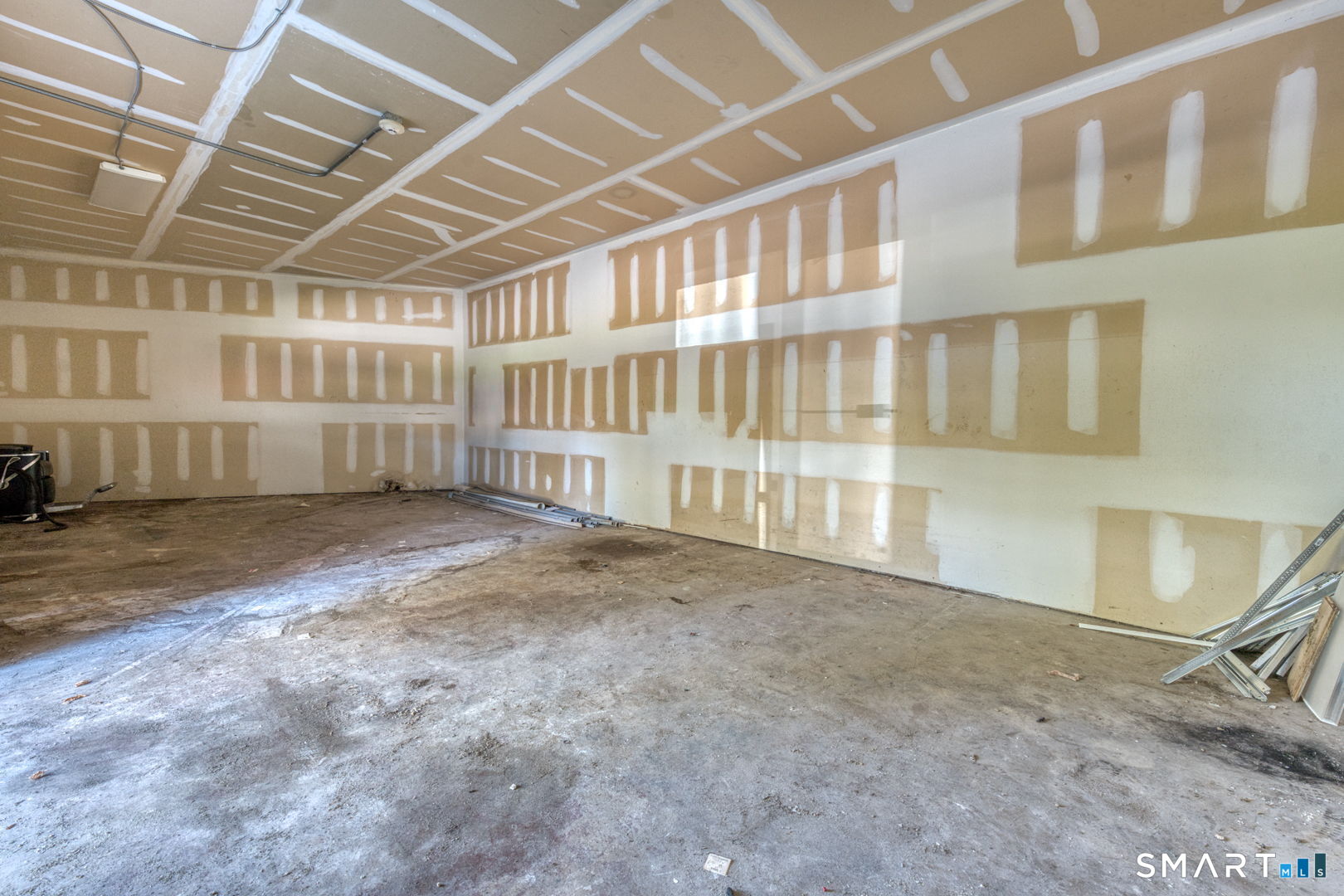 2404 Main Street Hartford, CT 06120 - Photo 23 of 37 a view of an empty room with a window