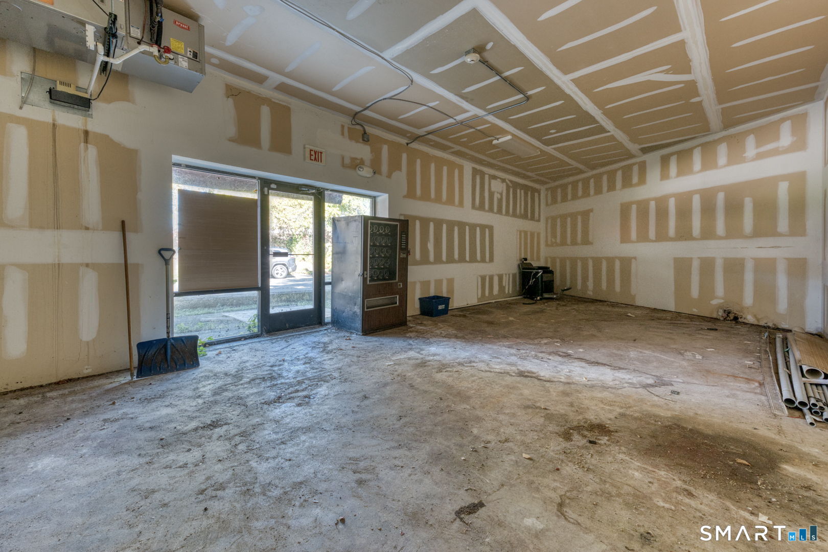 2404 Main Street Hartford, CT 06120 - Photo 24 of 37 an empty room with windows