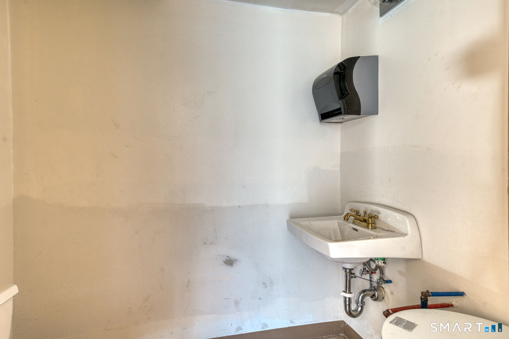 2404 Main Street Hartford, CT 06120 - Photo 36 of 37 a bathroom with a sink toilet and mirror