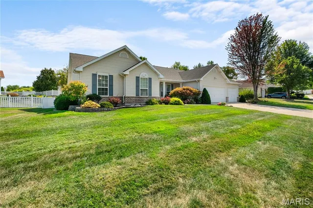 $425,000 | 146 Huntington Crossing Drive, St. Peters, MO 63376