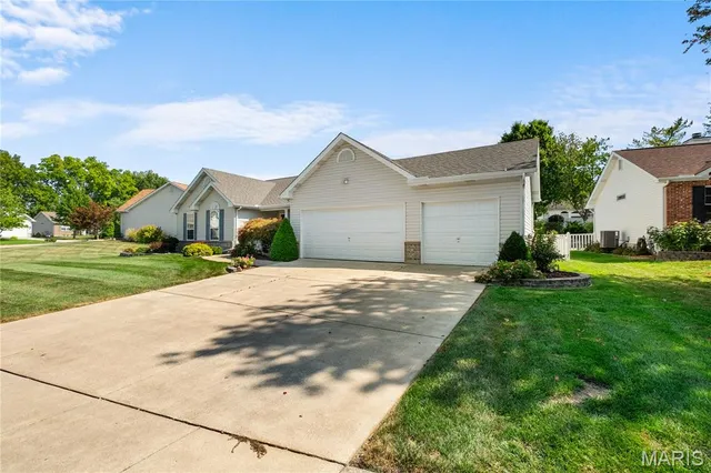 $425,000 | 146 Huntington Crossing Drive, St. Peters, MO 63376