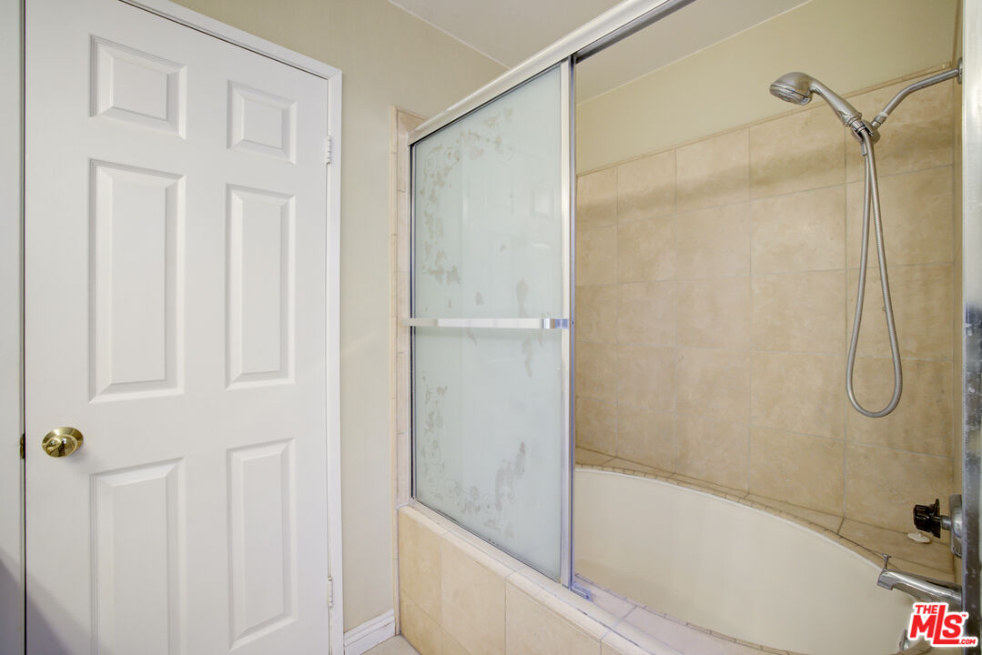 214 South Raspberry Lane Anaheim, CA 92808 - Photo 11 of 35 a bathroom with a bathtub