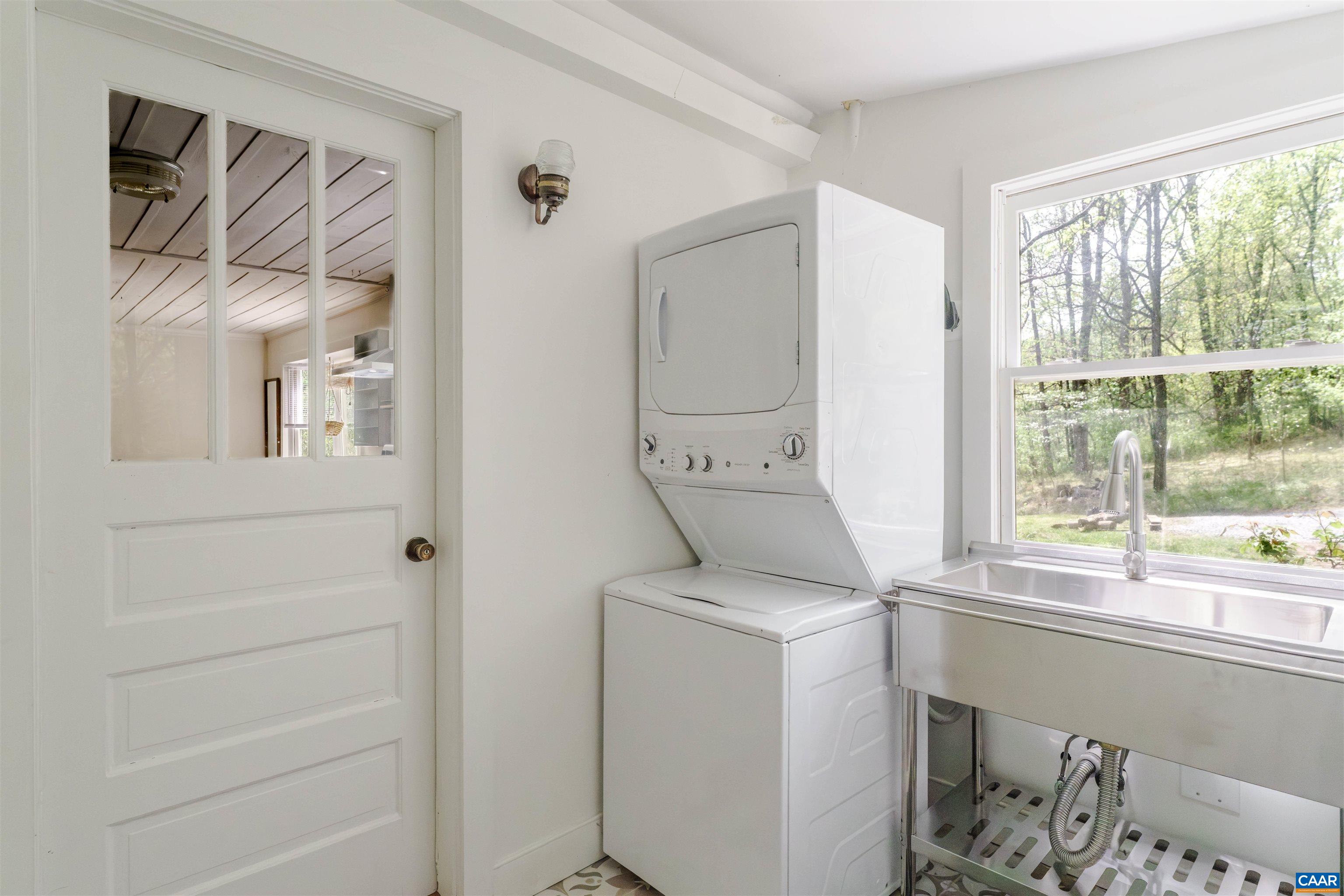 3898 Vineyard Road Barboursville, VA 22923 - Photo 26 of 52 Mudroom off kitchen +W/D