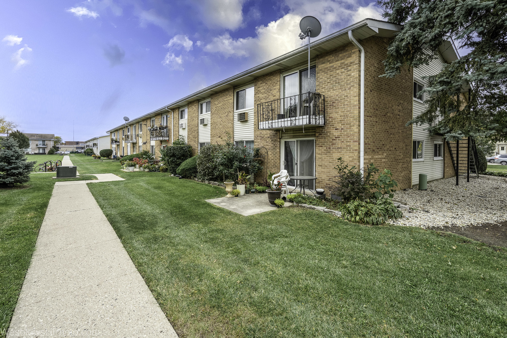 9209 Potter Road, Unit 2F Des Plaines, IL 60016 - Photo 4 of 25 a view of a house with a yard