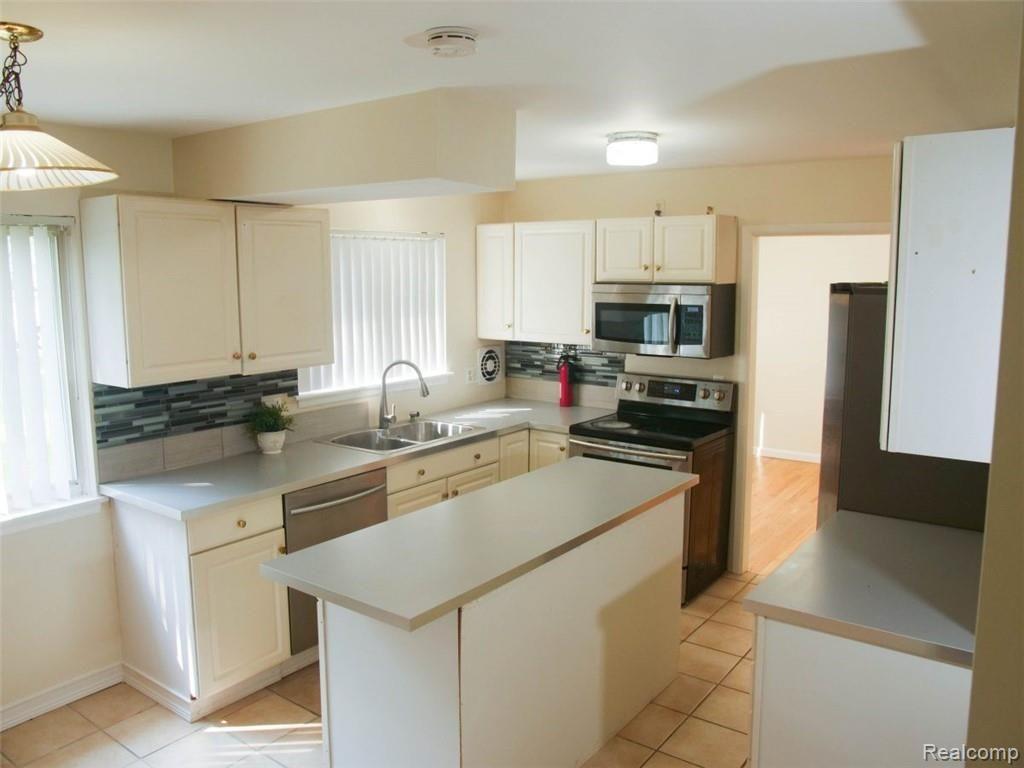 29587 Fall River Road Southfield, MI 48076 - Photo 7 of 21