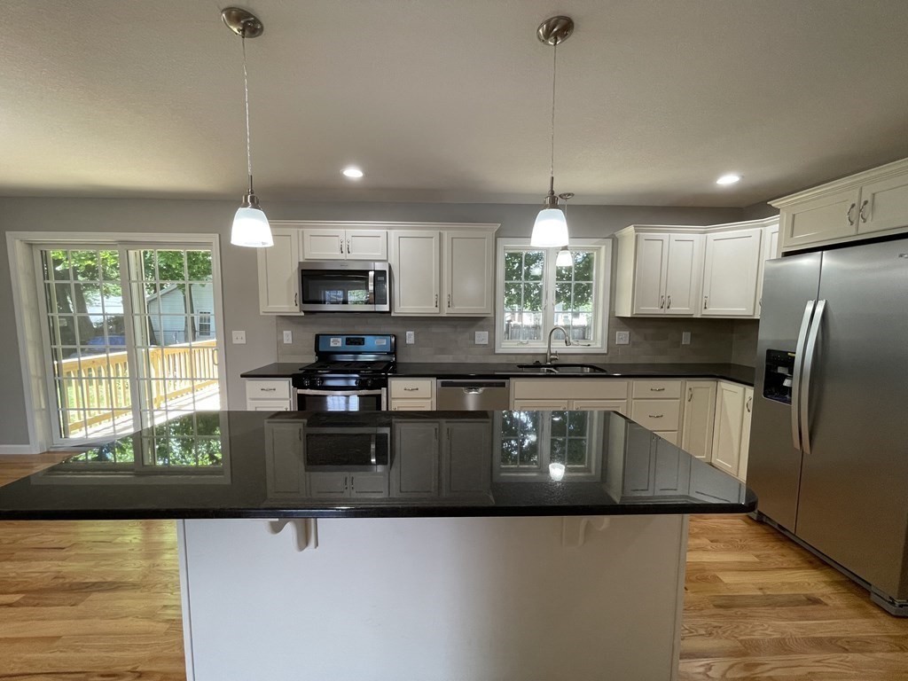 35 Boyer Street Springfield, MA 01109 - Photo 3 of 26