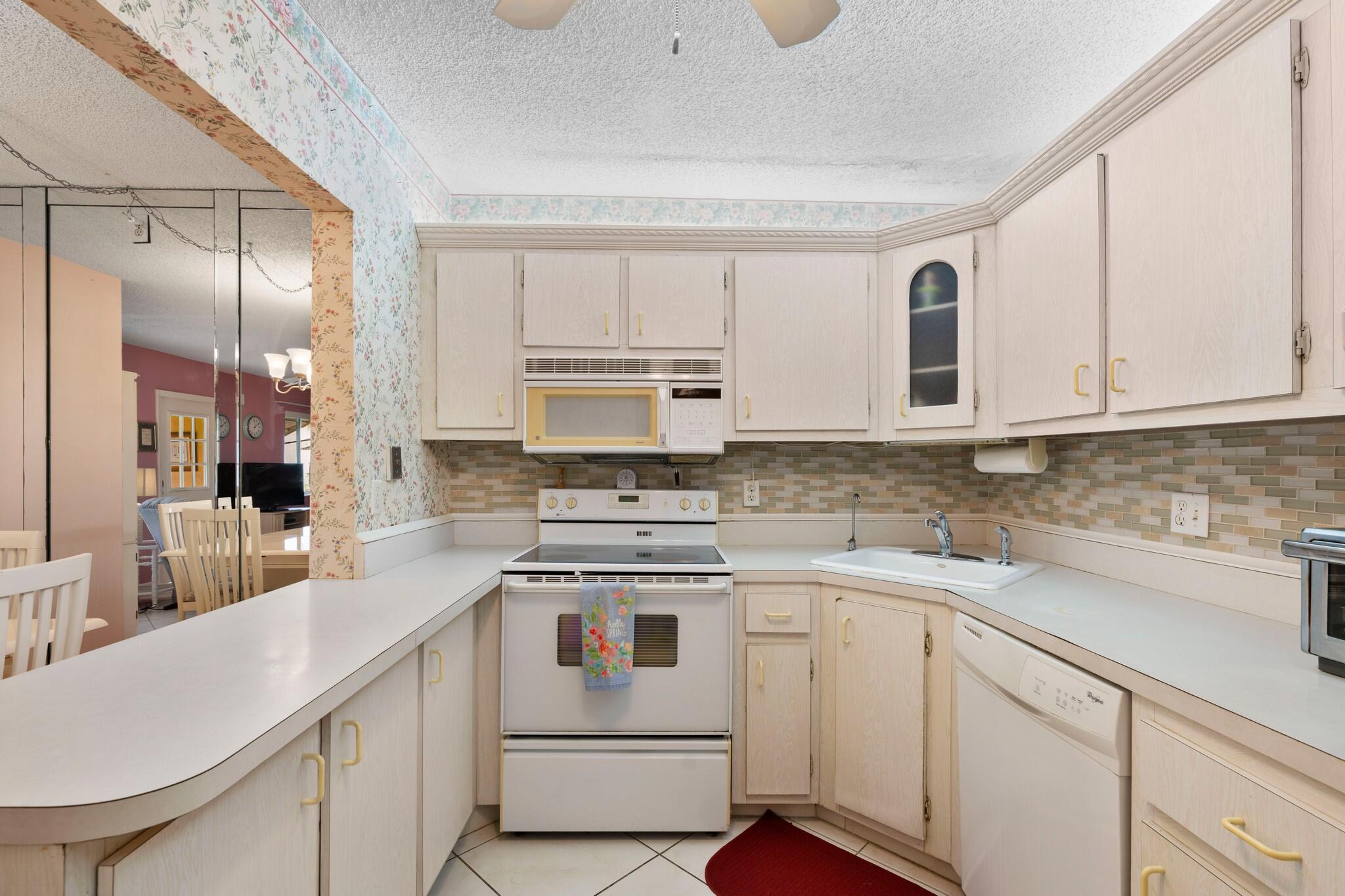 336 Pine Ridge Circle, Unit B1 Greenacres, FL 33463 - Photo 10 of 30 DSC07928.jpg-FULL