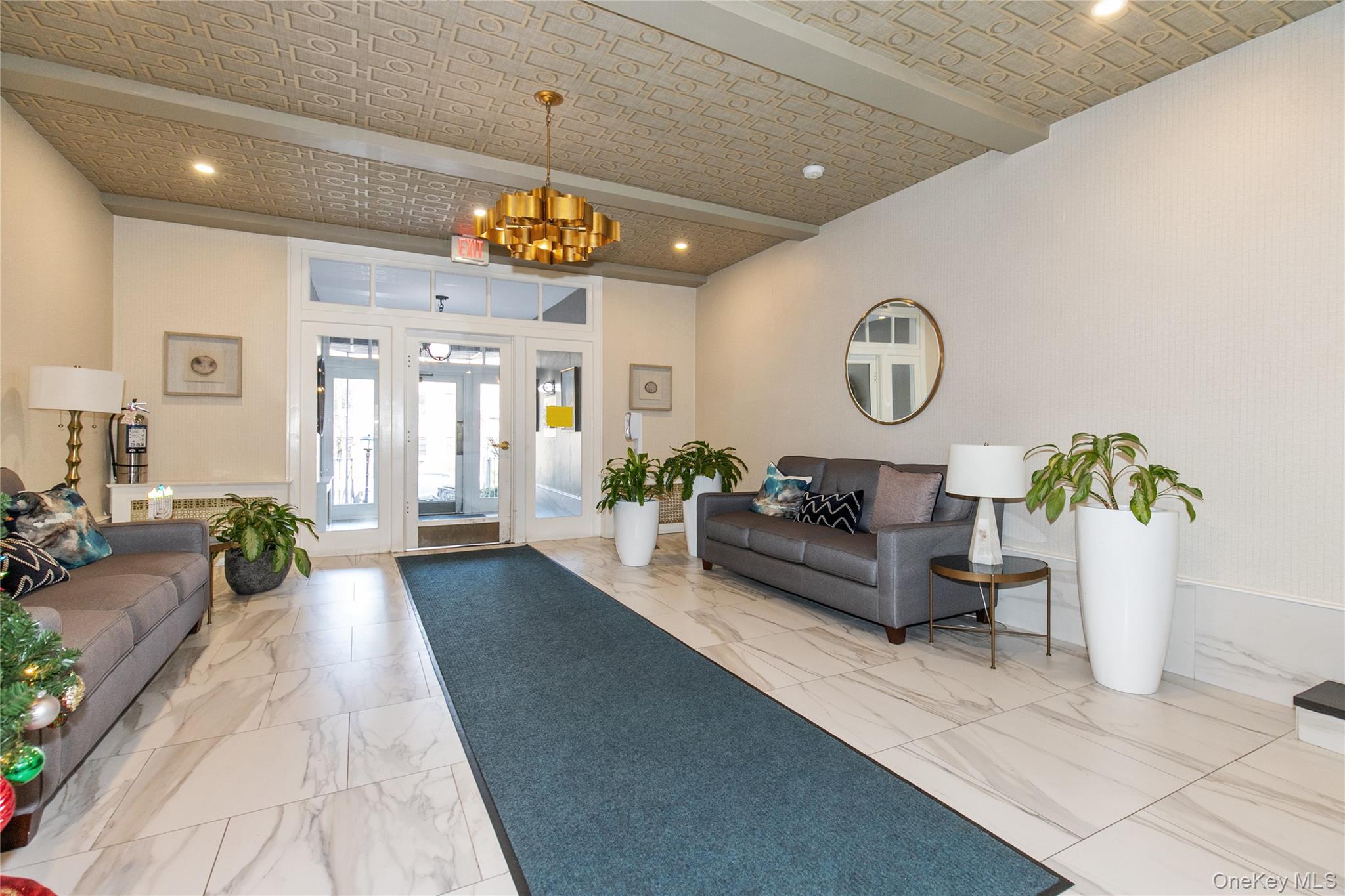 90 Schenck Avenue, Unit 3P Great Neck, NY 11021 - Photo 2 of 24 a living room with furniture