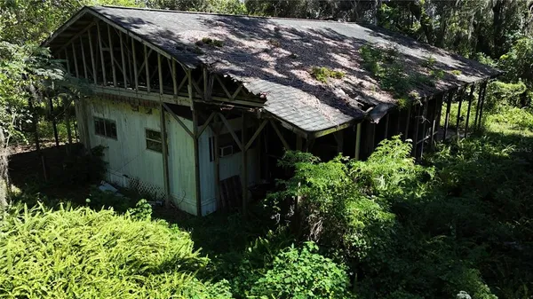 a view of a back yard