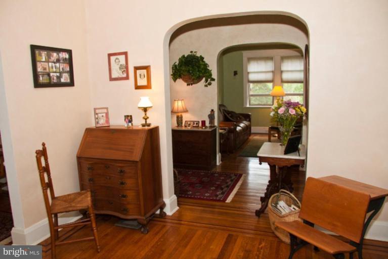 505 Old Orchard Road Baltimore, MD 21229 - Photo 11 of 23 Living Room #2