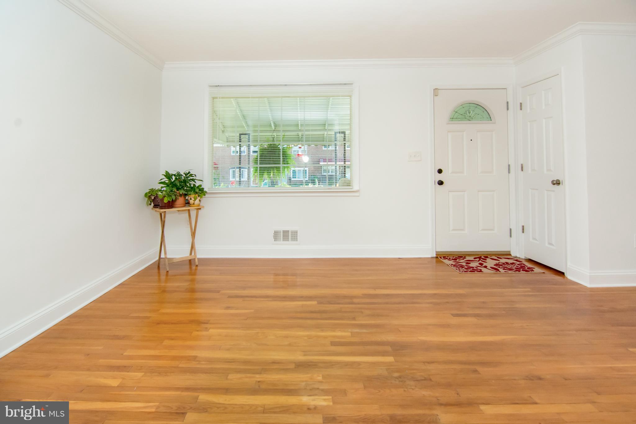 833 Lannerton Road Baltimore, MD 21220 - Photo 6 of 30 Living Room
