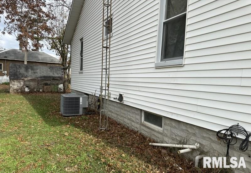 113 Martin Street Benton, IL 62812 - Photo 3 of 14