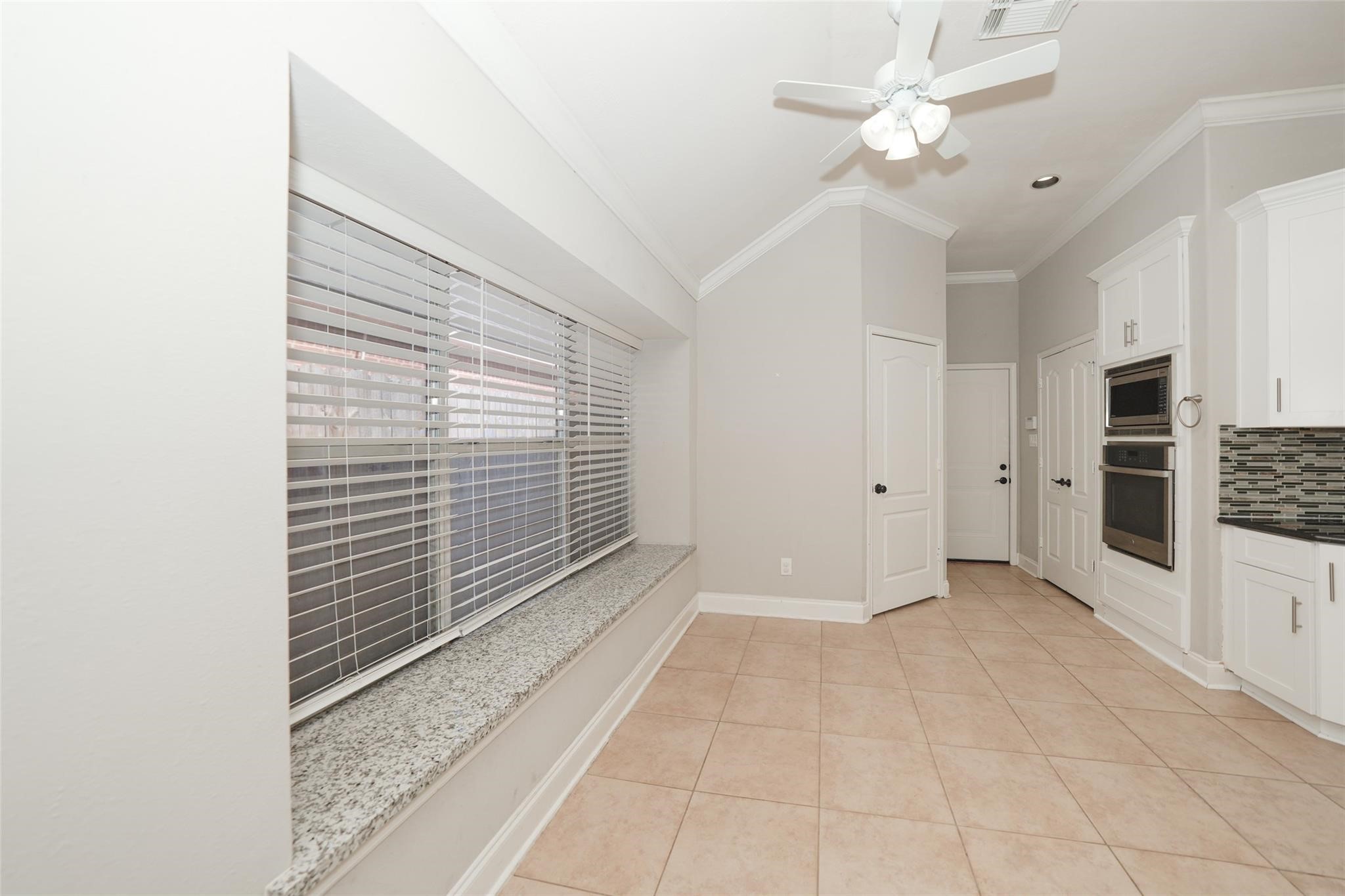 21307 Riverside Ridge Lane Katy, TX 77449 - Photo 15 of 44 Breakfast table area with bench window
