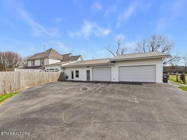 $650,000 | 207 Thomas Road, Speedwell, TN 37870