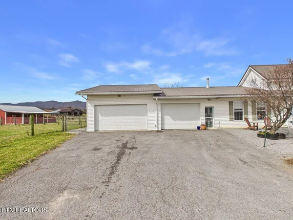 $650,000 | 207 Thomas Road, Speedwell, TN 37870