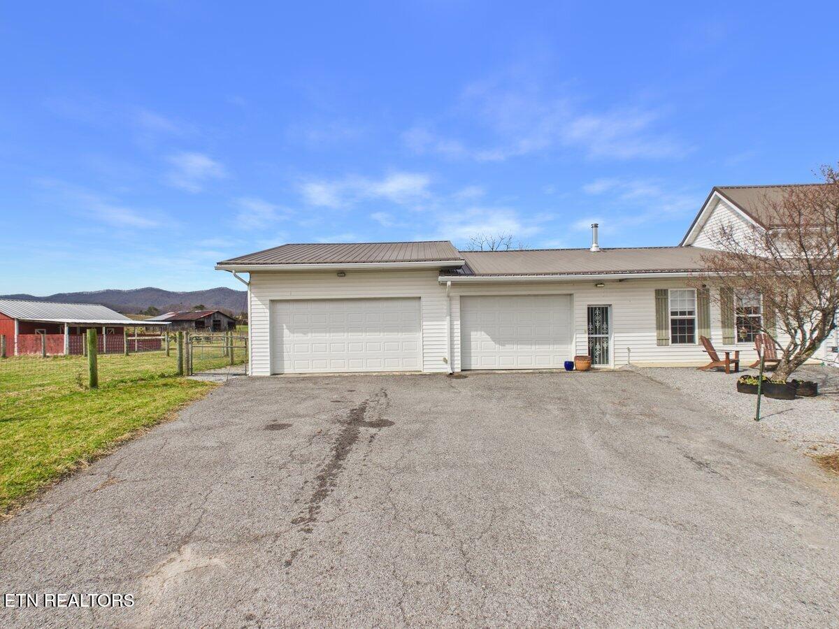 207 Thomas Road Speedwell, TN 37870 - Photo 14 of 60 CAM06131G6-PR0015-STILL016