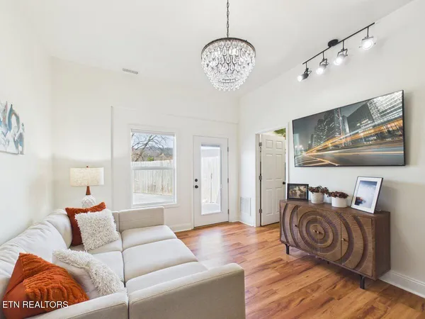 $650,000 | 207 Thomas Road, Speedwell, TN 37870