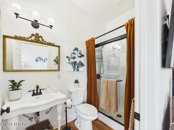 $650,000 | 207 Thomas Road, Speedwell, TN 37870