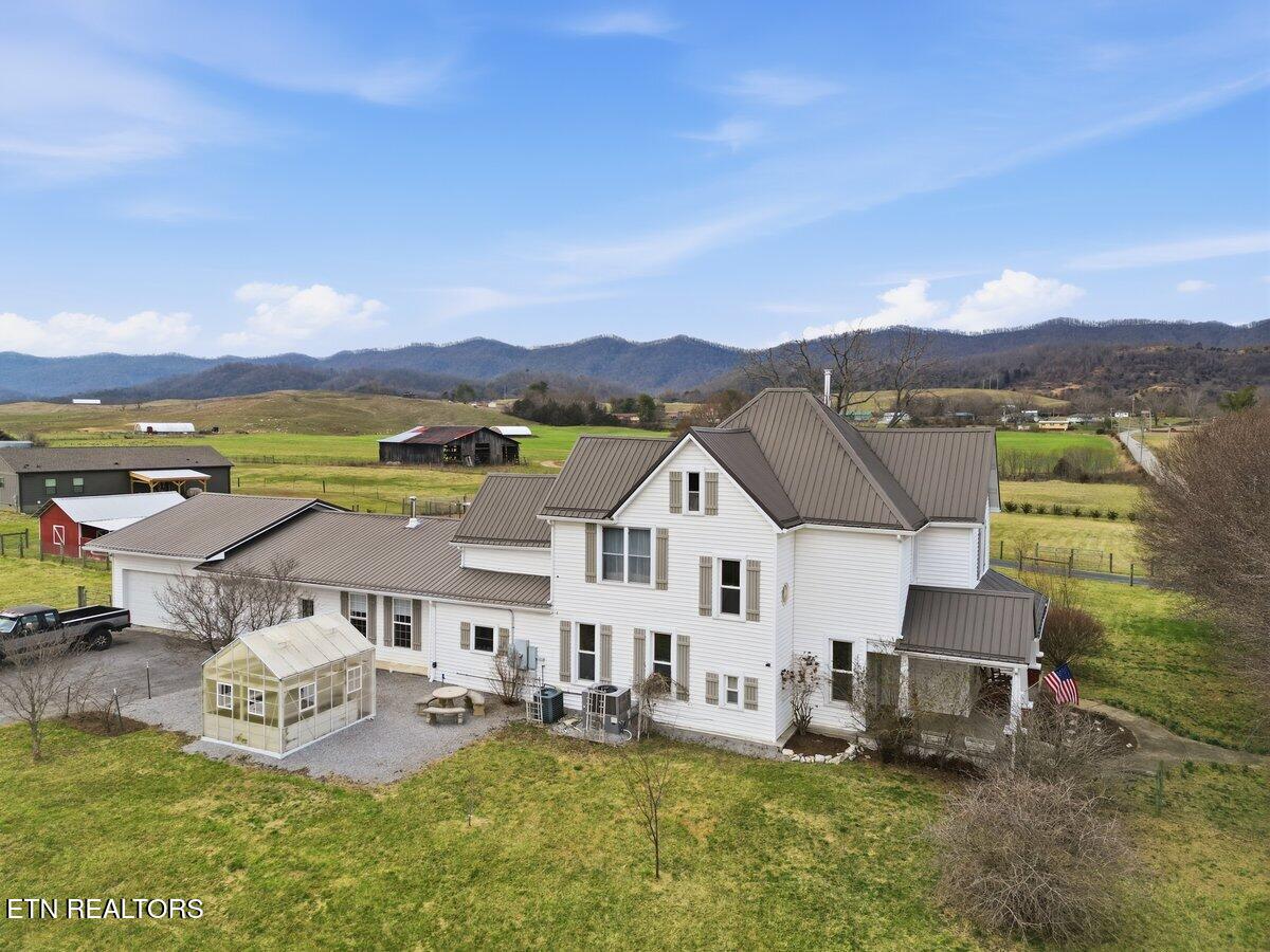 207 Thomas Road Speedwell, TN 37870 - Photo 3 of 60 207_Thomas_Rd_004 (1)