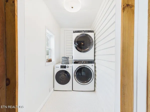 $650,000 | 207 Thomas Road, Speedwell, TN 37870