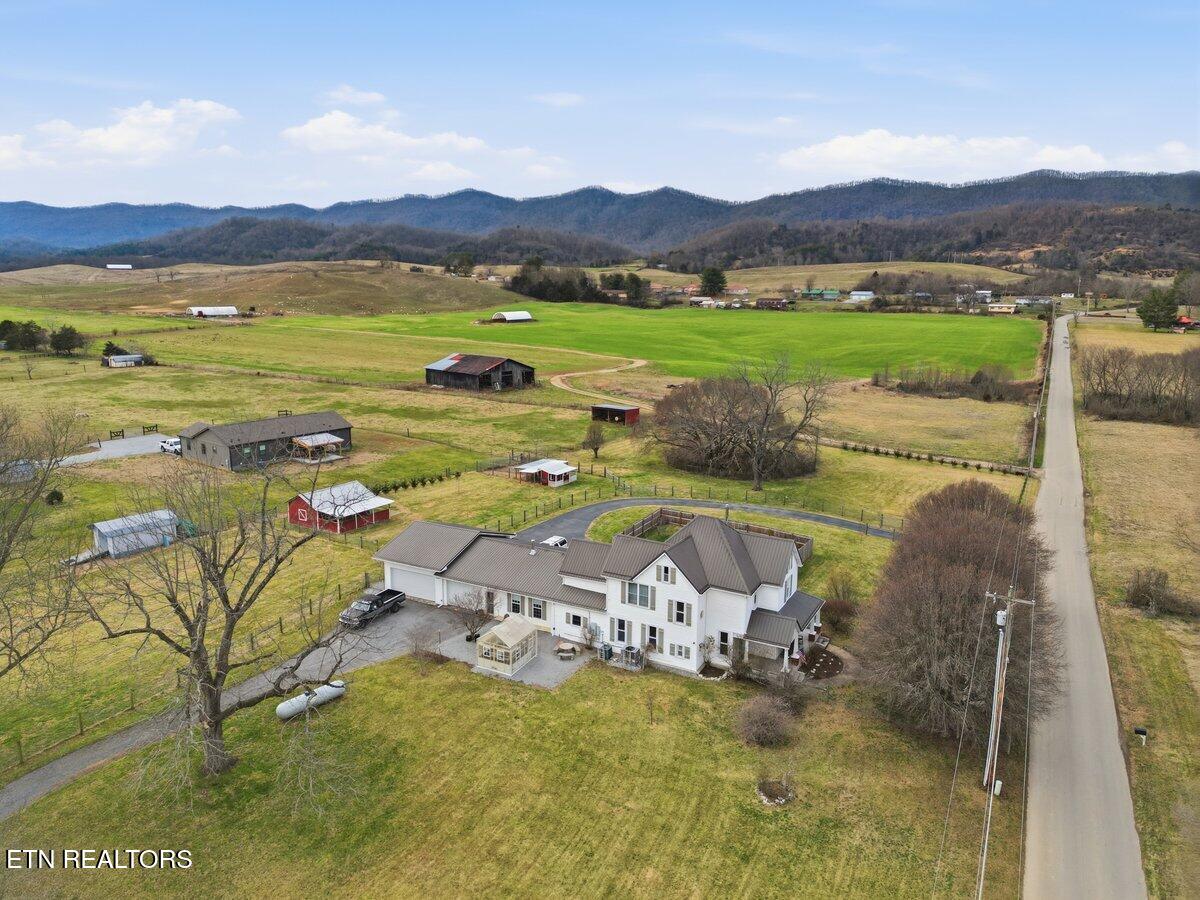 207 Thomas Road Speedwell, TN 37870 - Photo 6 of 59 207_Thomas_Rd_003
