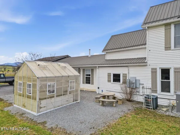 $650,000 | 207 Thomas Road, Speedwell, TN 37870