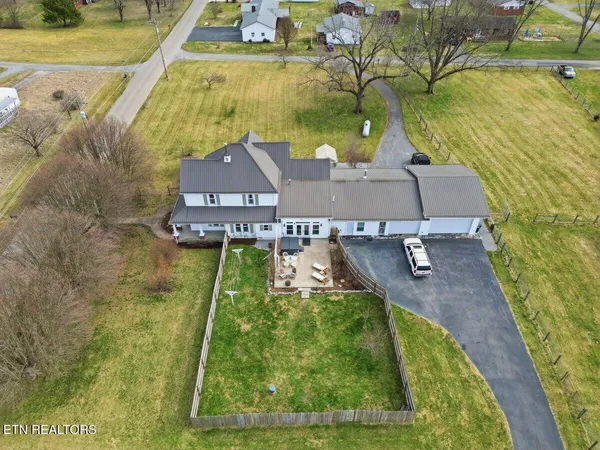 $650,000 | 207 Thomas Road, Speedwell, TN 37870