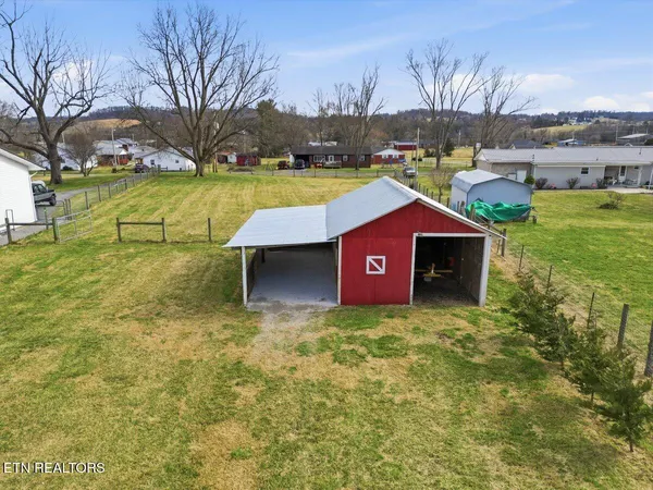 $650,000 | 207 Thomas Road, Speedwell, TN 37870