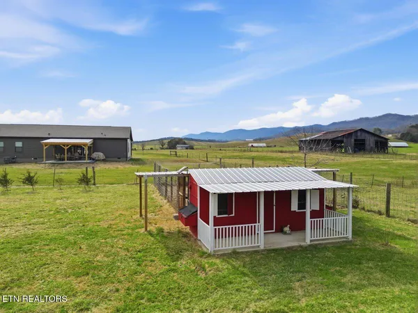 $650,000 | 207 Thomas Road, Speedwell, TN 37870