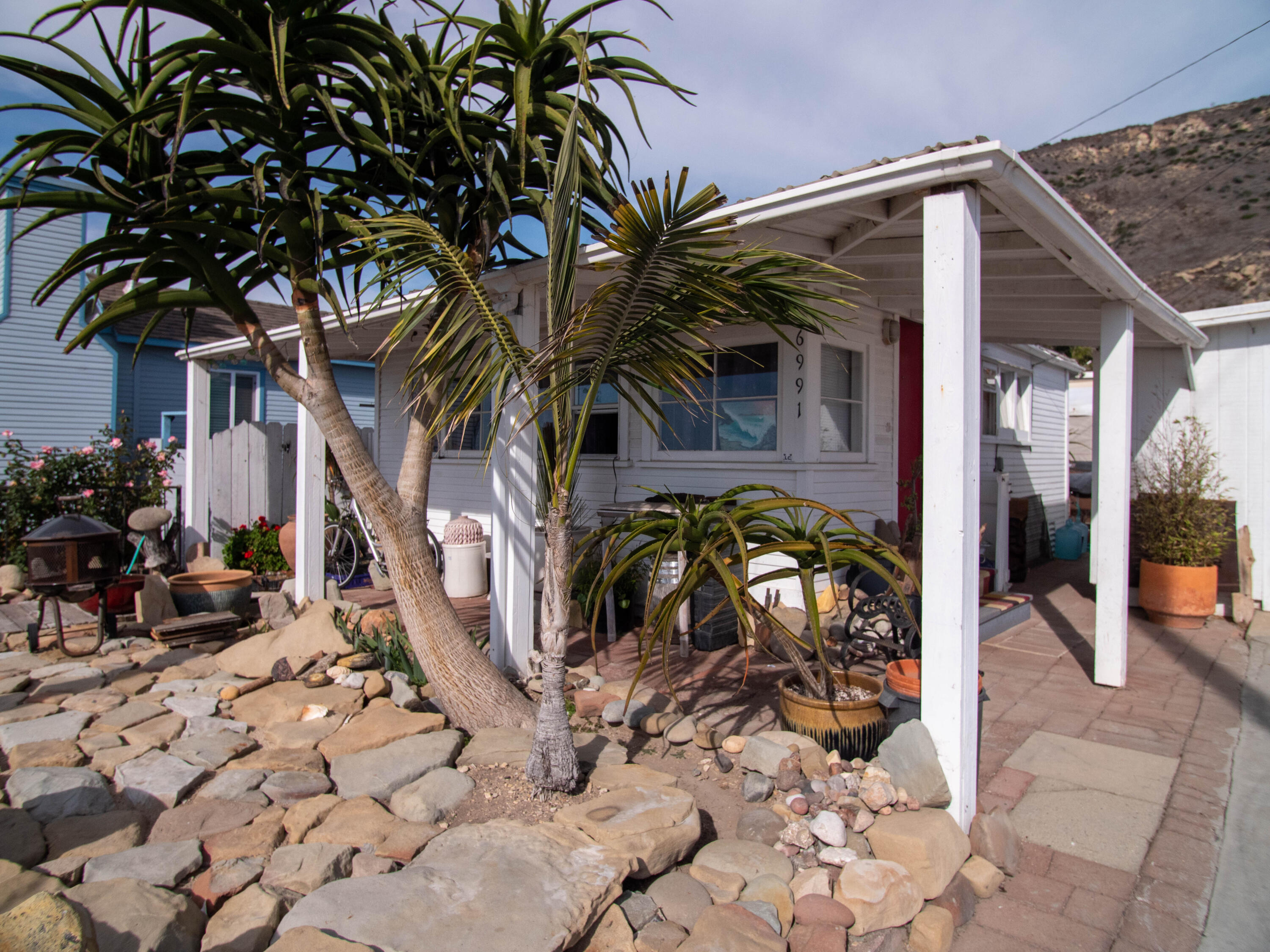 a view of outdoor space yard and porch