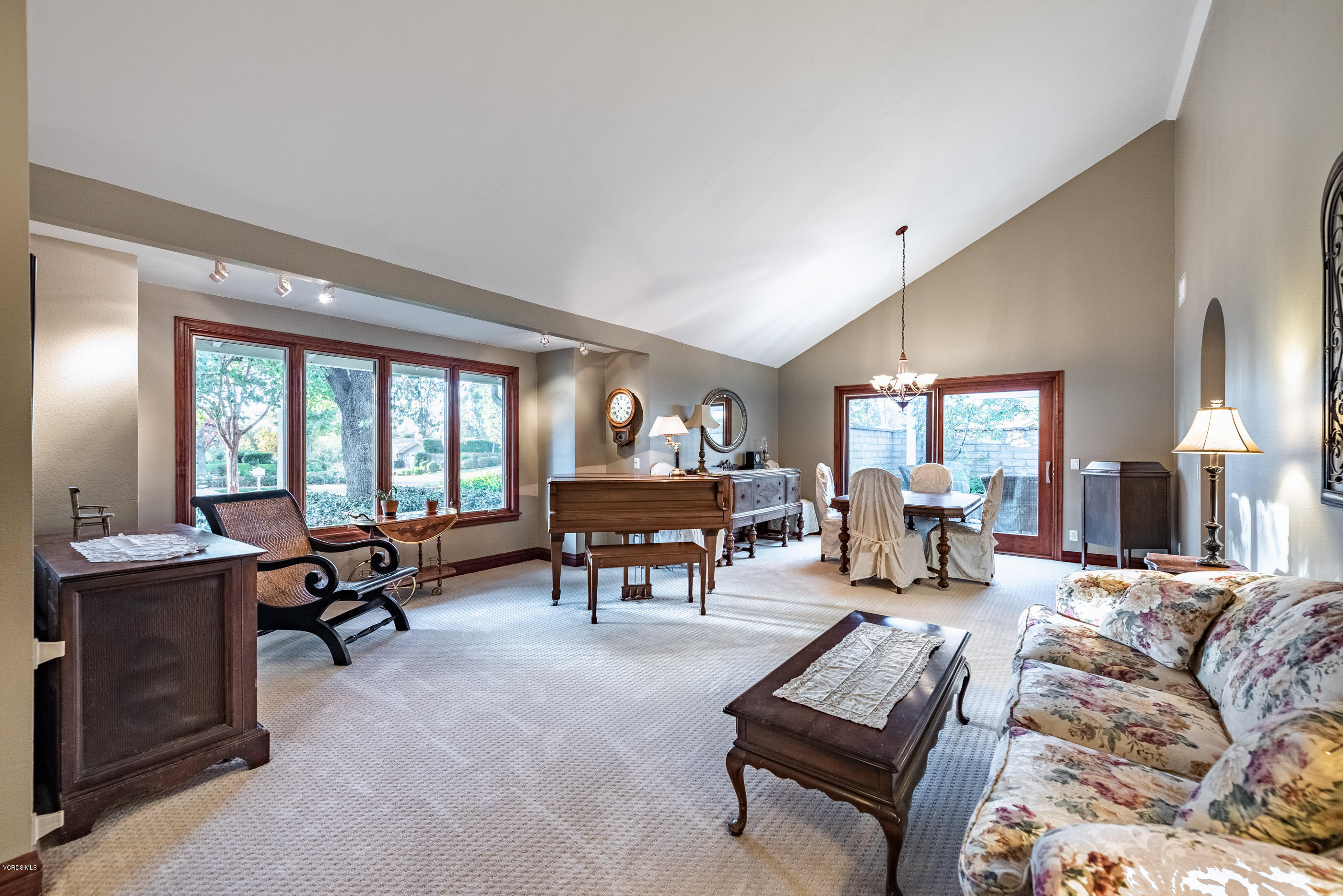 400 Longbranch Road Simi Valley, CA 93065 - Photo 17 of 74 Living Room
